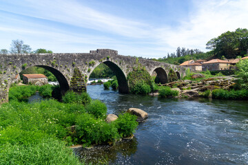 Fototapeta na wymiar Puente románico Ponte Maceira (siglo XIII). A Coruña, Galicia, España.