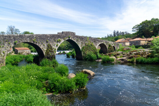 Puente rom&aacute;nico Ponte Maceira (siglo XIII). A Coru&ntilde;a, Galicia, Espa&ntilde;a.