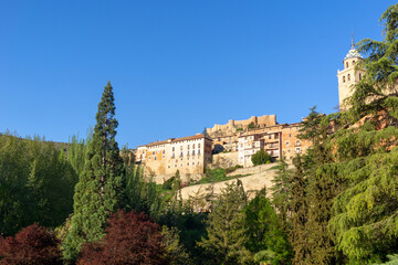 Fototapeta na wymiar Vista de Albarracin. Monumento Nacional desde 1961 y propuesto por la UNESCO para ser declarado Patrimonio de la Humanidad por la belleza e importancia de su patrimonio histórico. Teruel, España.