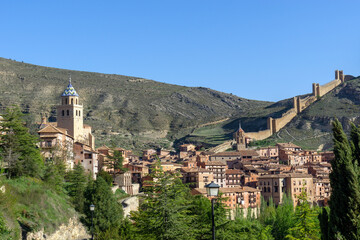 Fototapeta na wymiar Vista de Albarracin. Monumento Nacional desde 1961 y propuesto por la UNESCO para ser declarado Patrimonio de la Humanidad por la belleza e importancia de su patrimonio histórico. Teruel, España. 