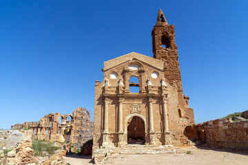 Ruinas de la ciudad de Belchite tras la devastadora batalla en la Guerra Civil Española (1937). Iglesia de San Martín de Tours. Zaragoza, Aragón, España.