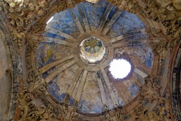 Ruinas del pueblo viejo de Belchite  tras la devastadora batalla en la Guerra Civil Española (1937). Hermosa cúpula barroca de la capilla lateral de San Martín de Tours. Zaragoza, Aragón, España.