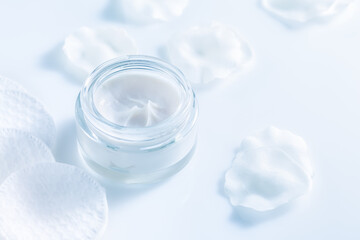 Moisturizing cosmetic cream with cotton pads