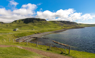 Eine wunderschöne Landschaft auf der Isle of Skye in Schottland