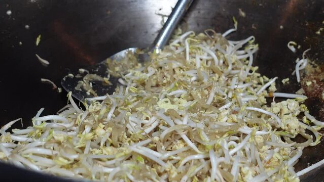 Cooking lumpia basah, Indonesian food made from eggs and vegetables