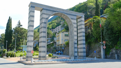 L'arco all'ingresso della cittadina di Campione d'Italia.