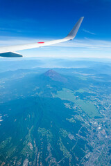 静岡県上空から晴れ渡った夏の富士山