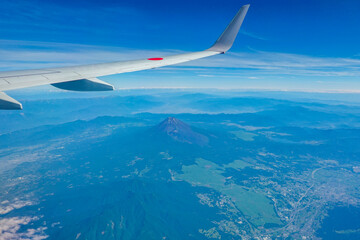Fototapeta premium 静岡県上空から晴れ渡った夏の富士山