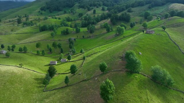 Vista panorámica del valle del río Miera con drones. Paisaje en verano. La cáscara. Mira Valle. Valles de Passián. Cantabria. España. Europa