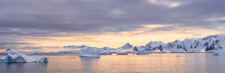 Zelfklevend Fotobehang antarktische Eisberg Landschaft bei Portal Point welches am Zugang zu Charlotte Bay auf der Reclus Halbinsel, an der Westküste von Graham Land liegt. © stylefoto24