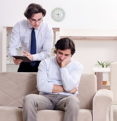 Obraz premium Young male patient discussing with psychologist personal problem