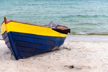 łódź rybacka na piaszczystym brzegu morza - obrazy, fototapety, plakaty