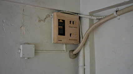 古い建物のブレーカーと配管配線
