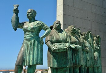 Monumento da peixera en Povoa do Varzim , Norte - Portugal