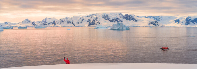 Antarktis Touristen in rotem Parkas vor antarktischer Eisberg Landschaft bei Portal Point welches...