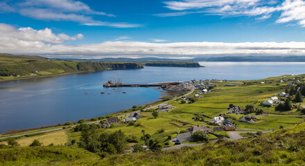 Ein wunderschöner Ausblick auf die Ulg Bay auf der Isle of Skye in Schottland