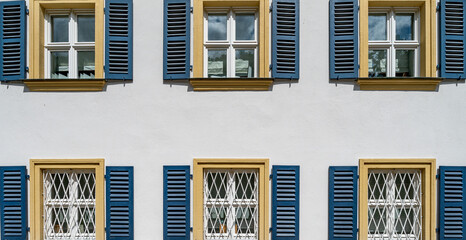 Fenster mit Fensterläden an einer Hauswand