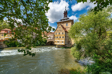 Idyllische Aufnahme des Bamberger Rathauses im Sommer