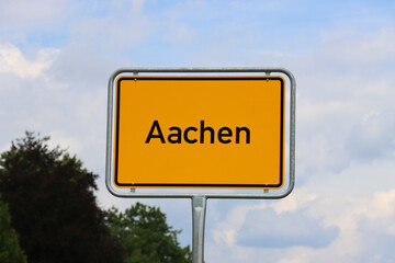 Ortsschild Aachen: Orangenes Schild am Ortseingang der Stadt Aachen