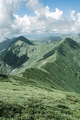 谷川岳から見る息を飲む美しい稜線