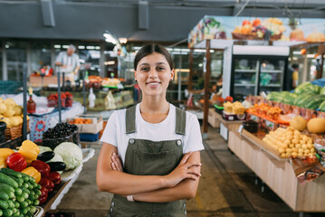 Obraz premium Woman seller of fruit at the market near the counter