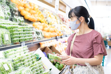 スーパーで買い物する女性