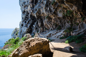 L'interno della Grotta delle Cipolliane lungo la costa del Salento in Puglia fra Marina di Novaglie...