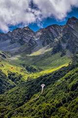 Des cerfs-volants à la montagne, dans les hauteurs des Pyrénées.