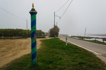 Una palina, il tradizionale palo da ormeggio usato nella laguna di Venezia, piantato in un campo...