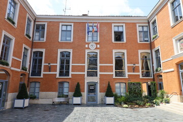 Fototapeta na wymiar La mairie, vue de l'exterieur, ville de Montauban, département du Tarn et Garonne, France