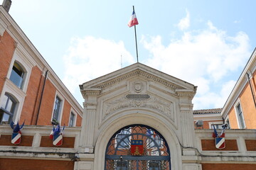 Fototapeta na wymiar La mairie, vue de l'exterieur, ville de Montauban, département du Tarn et Garonne, France