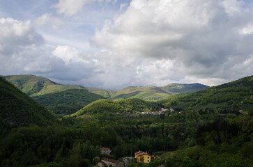 Fototapeta premium Il panorama sulla Garfagnana dalla Via del Volto Santo, cammino che parte da Pontremoli e arriva a Lucca