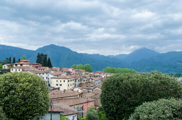 Obraz premium Panorama di Barga, antico borgo lungo la Via del Volto Santo, cammino che parte da Pontremoli e arriva a Lucca