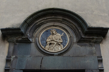 Limmagine di San Rocco, protettore dei pellegrini, in una edicola sacra su un muro di Borgo a Mozzano lungo la Via del Volto Santo, cammino che parte da Pontremoli e arriva a Lucca