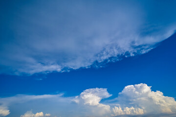 Naklejka na ściany i meble 夏の青空と雲
