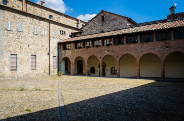 Fototapeta na wymiar Il chiostro dell'abbazia di San Colombano a Bobbio, tappa della Via degli abati, cammino che parte da Pavia e arriva a Pontremoli