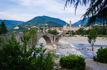 Il Ponte del diavolo, tipico ponte medievale a schiena di asino detto anche ponte gobbo, a Bobbio,...