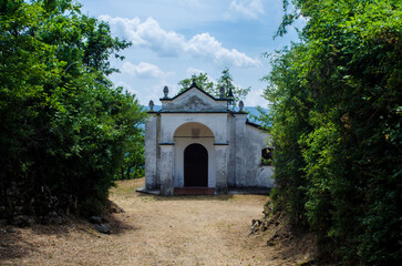Una piccola chiesa di campagna vicino al borgo di Bardi  lungo la Via degli abati, cammino che parte da Pavia e arriva a Pontremoli
