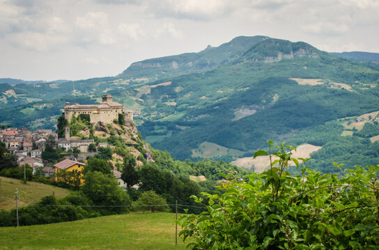 Panorama del borgo di Bardi e del suo castello lungo la Via degli abati, cammino che parte da Pavia e arriva a Pontremoli