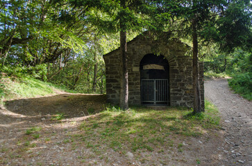 Fototapeta na wymiar La piccola cappella della Maestà di Caffaraccia prima di arrivare a Borgotaro, lungo la Via degli abati, cammino che parte da Pavia e arriva a Pontremoli