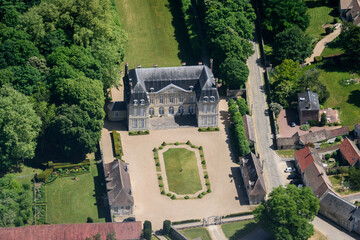 Fototapeta na wymiar vue aérienne du château de Boury-en-Vexin dans l'Oise en France