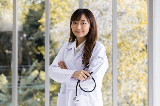 Portrait asian female doctor arms crossed with stethoscope healthcare professionals