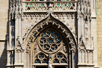 Obraz premium Beautiful ornate stone rose window of the Matthias church in Budapest, Hungary. fine beige stone lace work in neo gothic style. rich ornate sculpted arch and balustrade. travel and tourism concept.