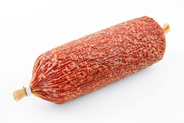 Geflügelsalami aus Putenfleisch auf weissem Hintergrund