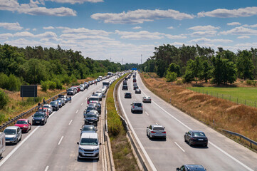 Eine vorbildlich gebildete Rettungsgasse nach einem Unfall auf einer deutschen Autobahn