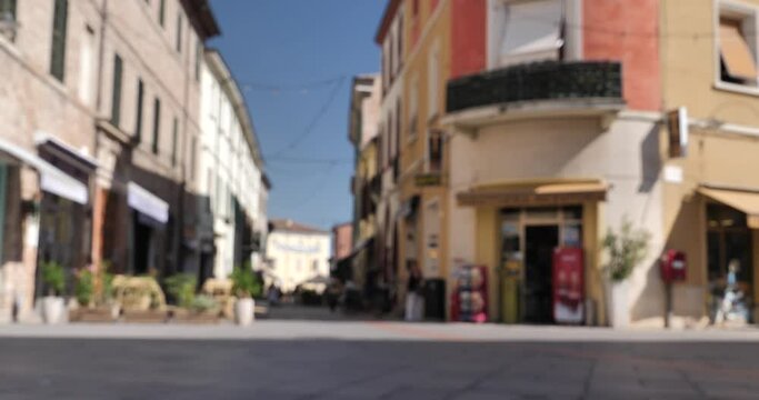 Persone camminano nella piccola piazza