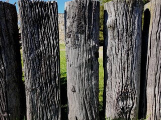 Valla o cerca de tablones de Quebracho sudamericano de madera dura agrietada y resistente en la...