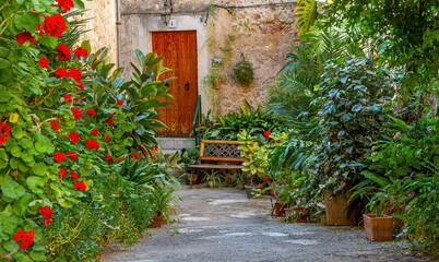 Fototapeta na wymiar Schöner und romantischer Hinterhof in Valldemossa, Mallorca