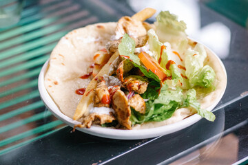 Gyro griego de pollo con lechuga