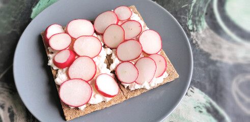 Crispbread with cottage cheese and sliced radishes on top